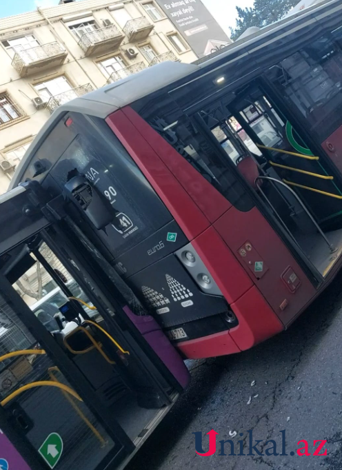 Bakıda sərnişin avtobusları toqquşdu - FOTO